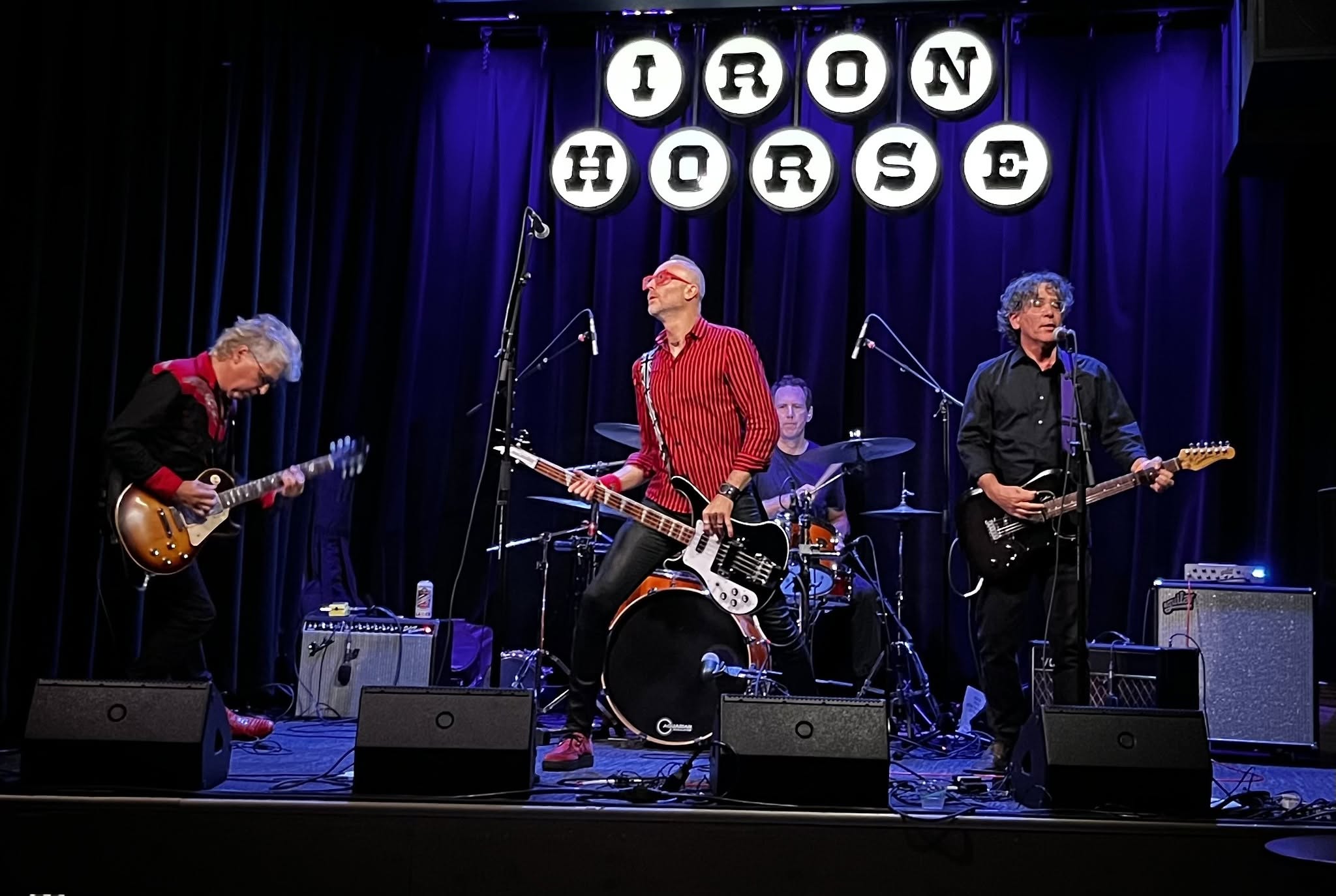 Les Dérailleurs performing live on stage
